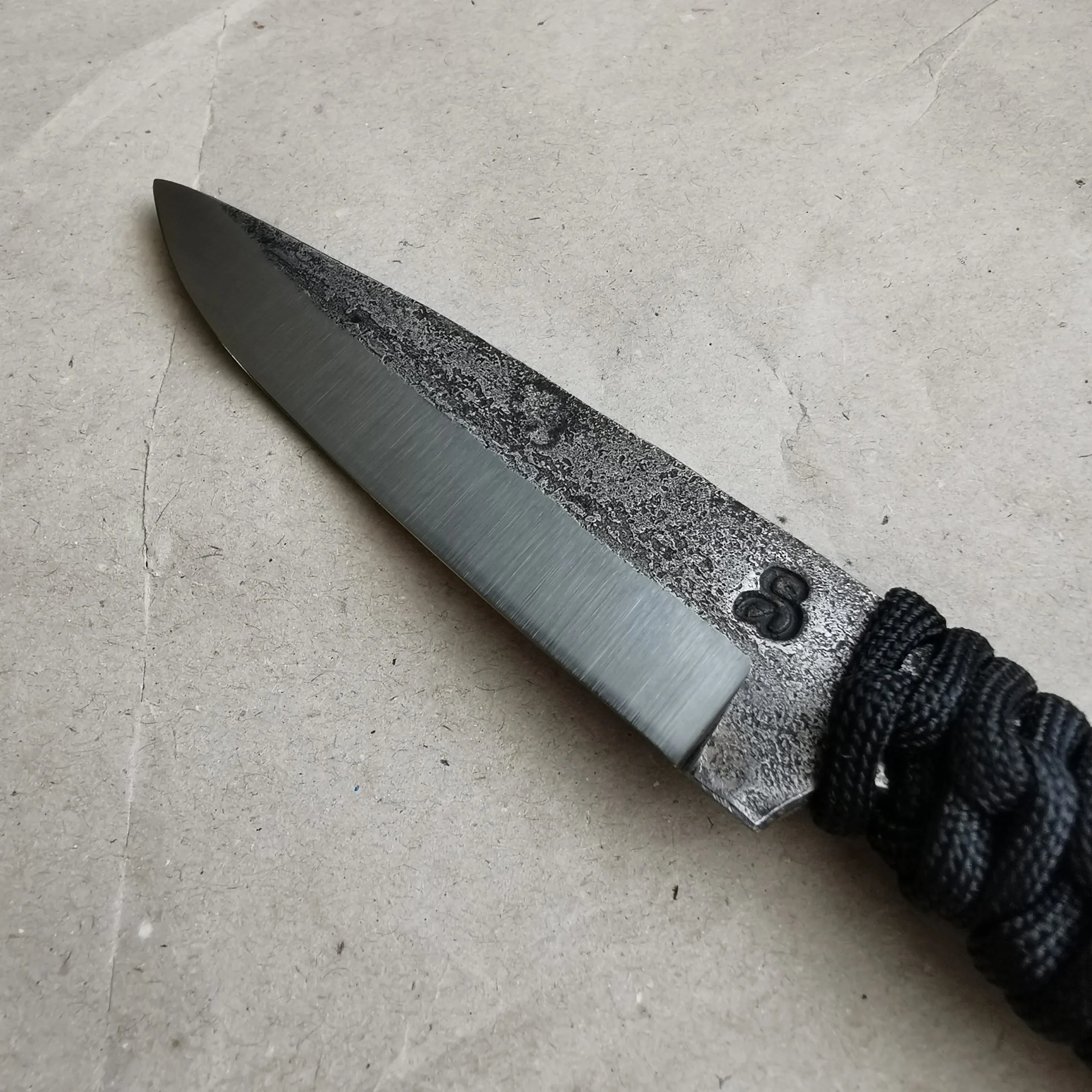 L'Officiel de Mest 145, couteau paracordé noir 